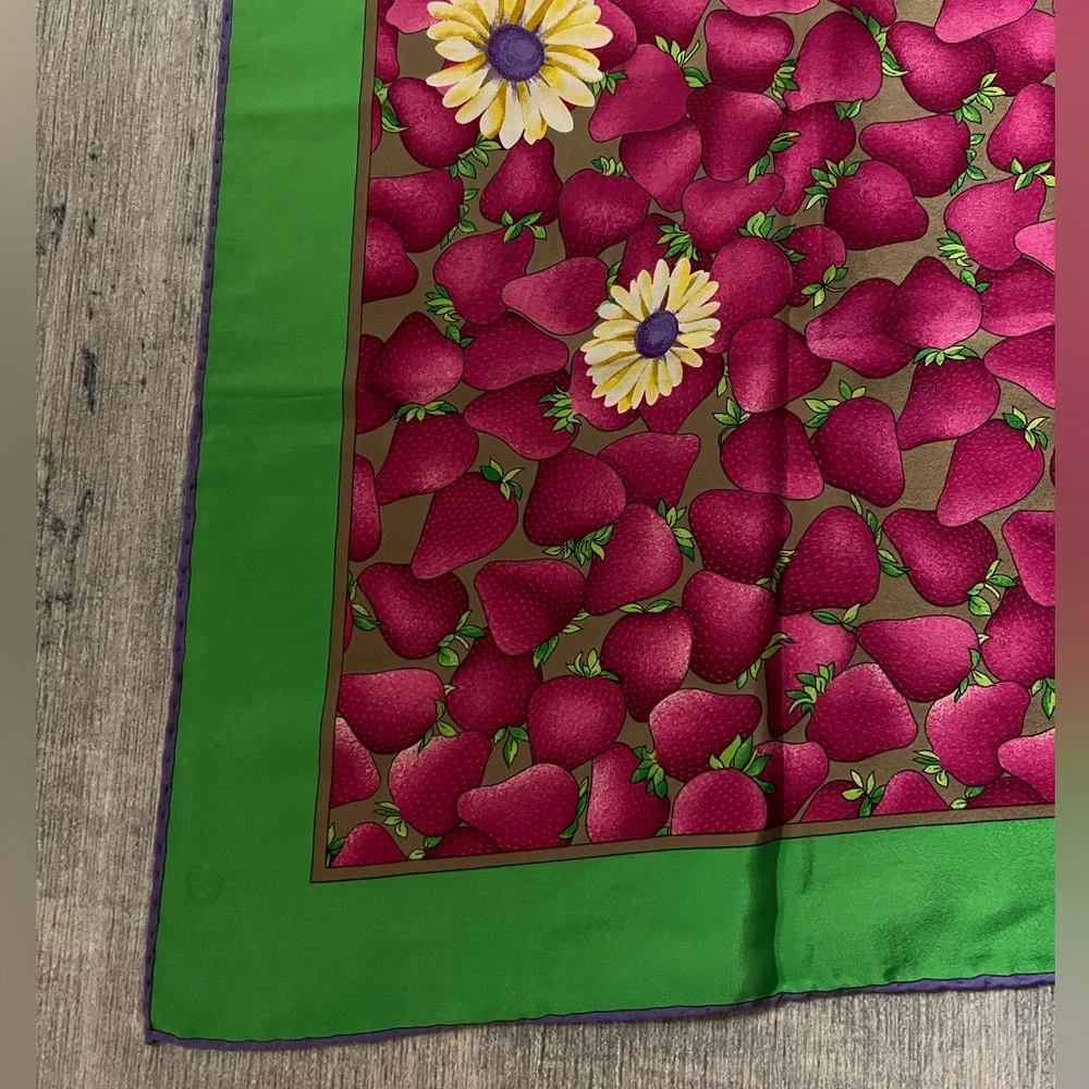 Vintage Gucci silk scarf - Picture 3 of 5